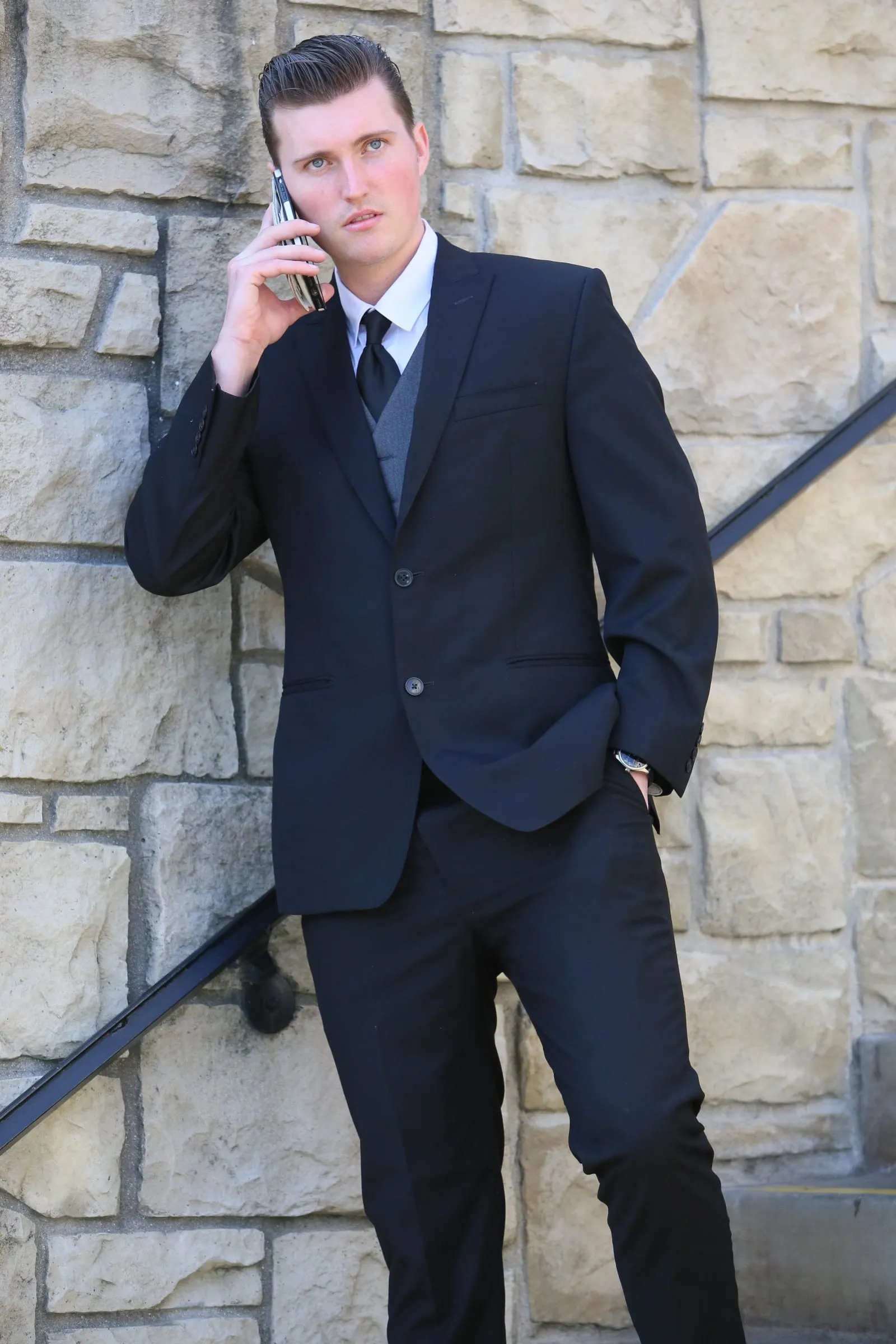 Agent de protection rapprochée en costume sombre, au téléphone